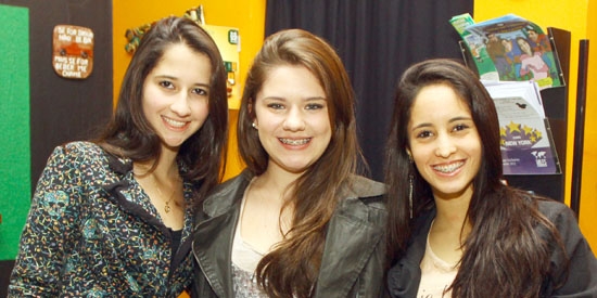 Daniela Taveira, Marcela Stefanelli e Júlia Mello em restaurante da avenida Paulo VI
